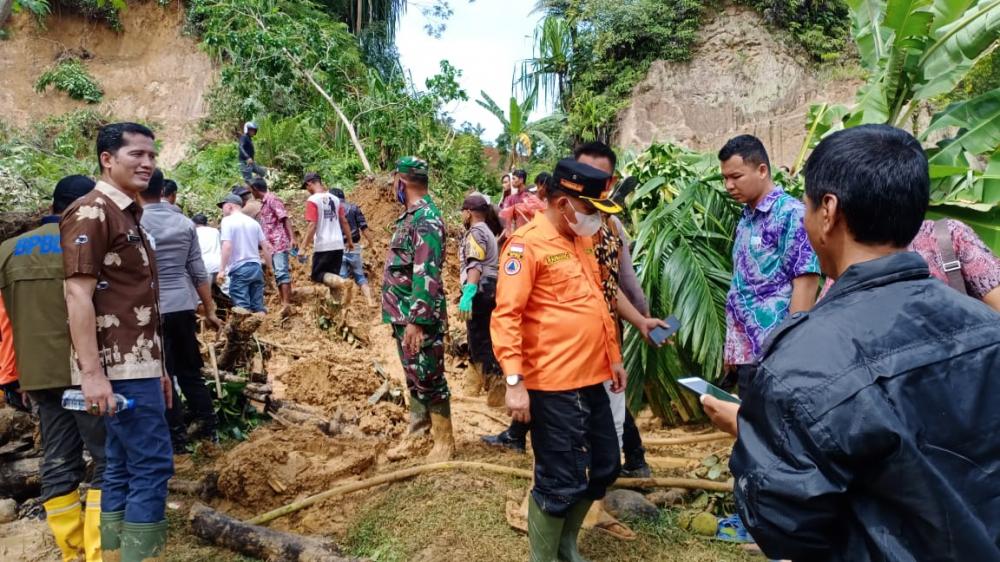 7 Orang Tewas Tertimbun Tanah Longsor, 1 Orang Tertimpa Pohon Tumbang