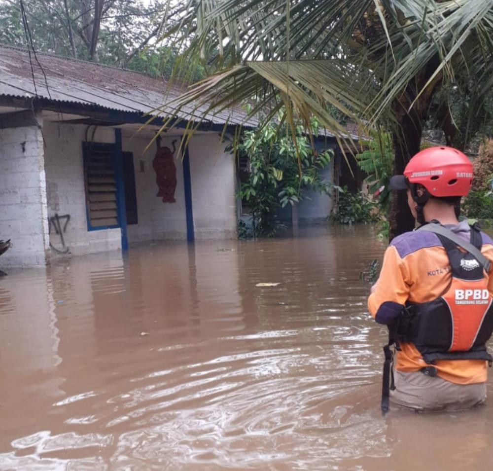 Banjir Rendam Perumahan, Warga Kecamatan Setu Tangsel Pilih Mengungsi 