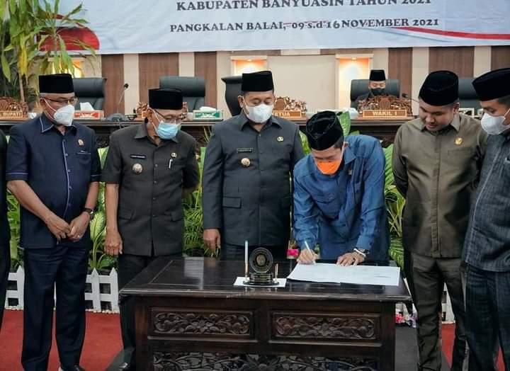 DPRD dan Bupati Kabupaten Banyuasin Tandatangani APBD TA 2021