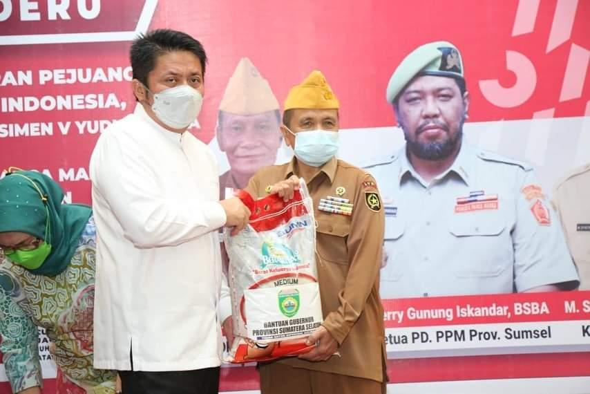 Gandeng Pemuda Panca Marga, Gubernur HD Salurkan Bansos 40 Ton Beras