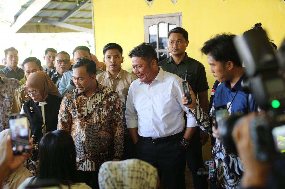 Gubernur Herman Deru Dampingi Menteri Kependudukan dan Pembangunan Keluarga/BKKBN RI Lakukan Pemberian MBG Untuk Ibu Hamil di Palembang