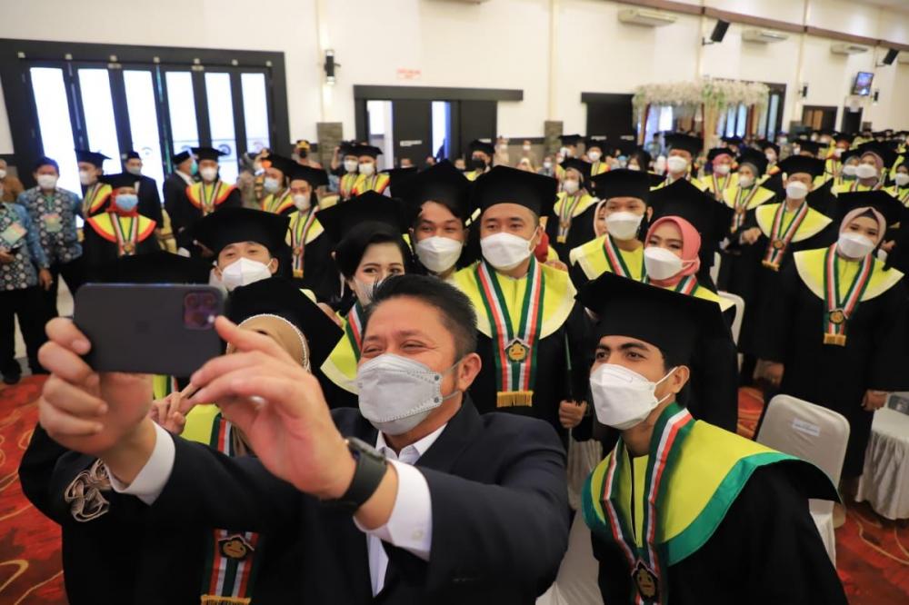 Herman Deru Hadiri Wisuda D III Kebidanan STIKes Pondok Pesantren Assanadiyah