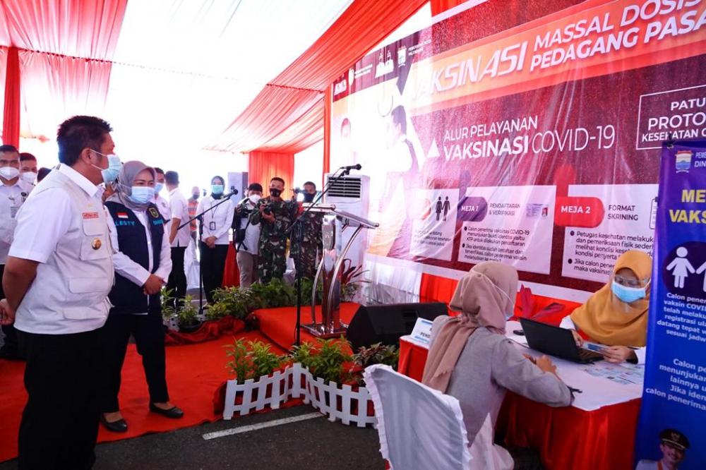 Herman Deru Turun Langsung Pantau Vaksinasi Pedagang Pasar Cinde