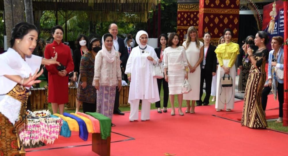 Iriana Jokowi Ajak Para Pendamping Pemimpin G20 Melihat Kearifan Lokal Indonesia