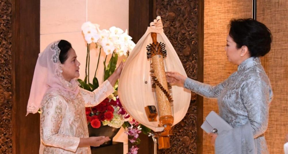 Iriana Jokowi dan Madam Peng Bertukar Alat Musik Tradisional
