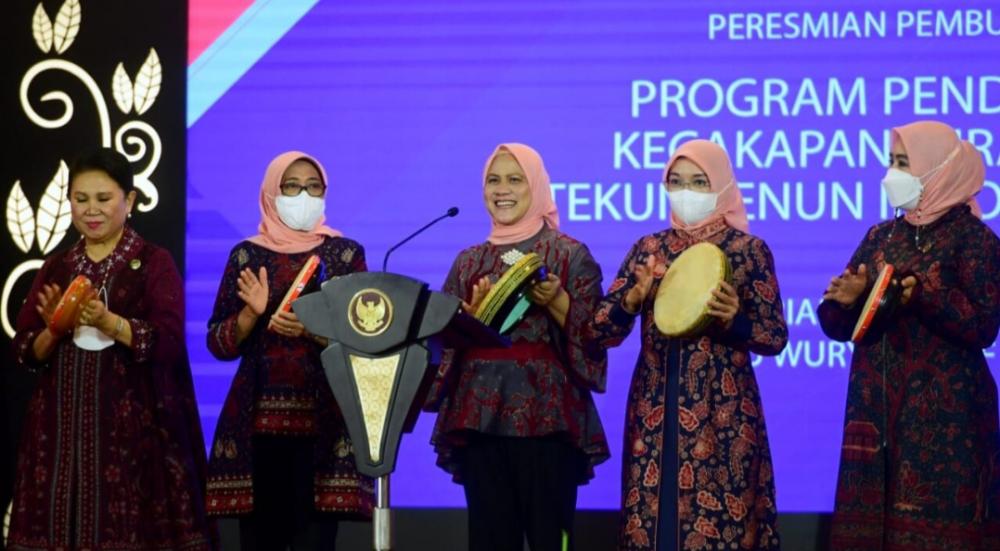 Iriana dan Wury Buka Program PKW Tekun Tenun 2022