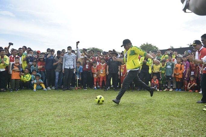 Jaring Atlet Sepak Bola Terbaik Asal Sumsel, Herman Deru Buka Resmi Festival Sepak Bola Usia Dini Forsgi