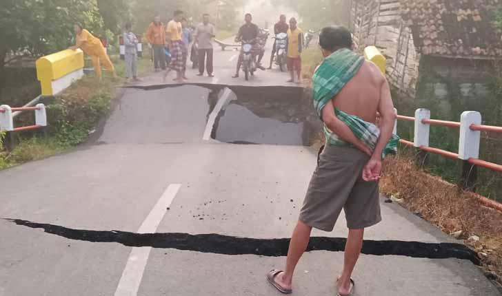 Jembatan Ambruk di Desa Bantan OKU Timur Arus Lalin Dialihkan