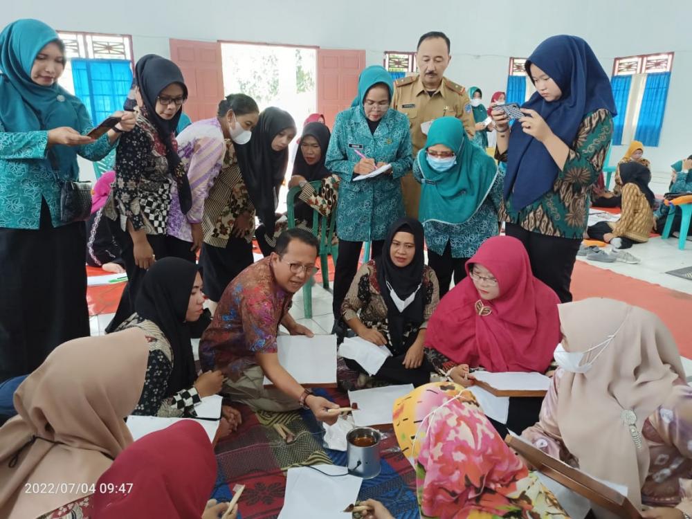 Lestarikan Batik Angkinan, Ibu-Ibu Camat se-Kabupaten OKU Timur Belajar Membatik