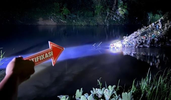 Mayat Pria Tanpa Identitas Ditemukan Tersangkut di Tumpukan Bambu di Sungai Enim, Warga Tanjung Raja Geger