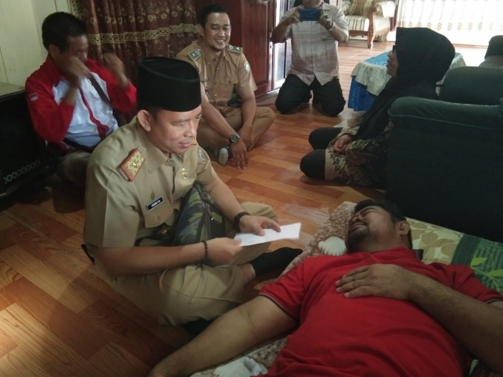 PLH Bupati OKU Teddy Meilwansyah Besuk dan Berikan Santunan Kepada Pimred OKU Pos yang Sakit