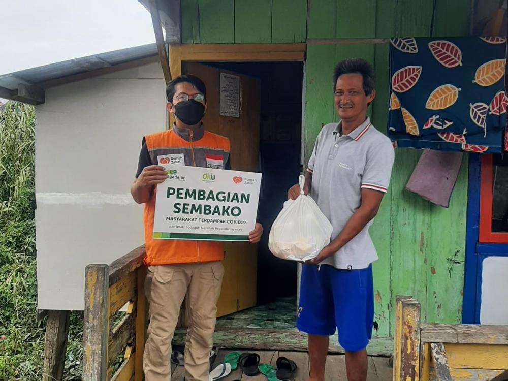 Pegadaian Syariah Gandeng Rumah Zakat Salurkan Sembako untuk Warga Terdampak Covid-19 di Palembang