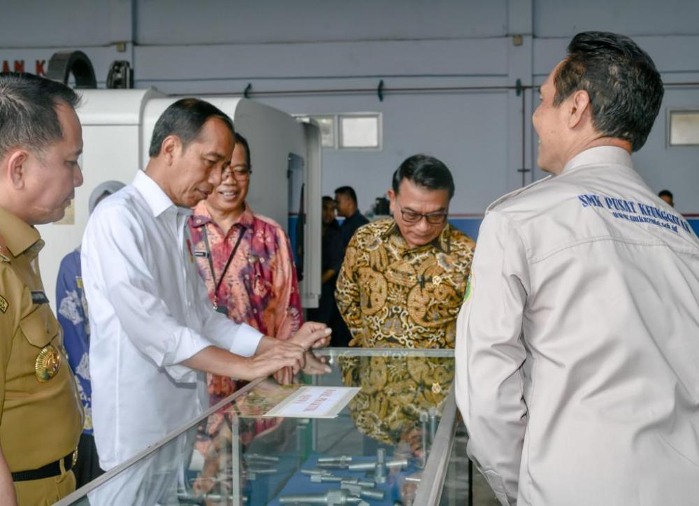 Presiden Jokowi Beri Bantuan Satu Unit Mobil Listrik ke SMK Negeri 2 Palembang