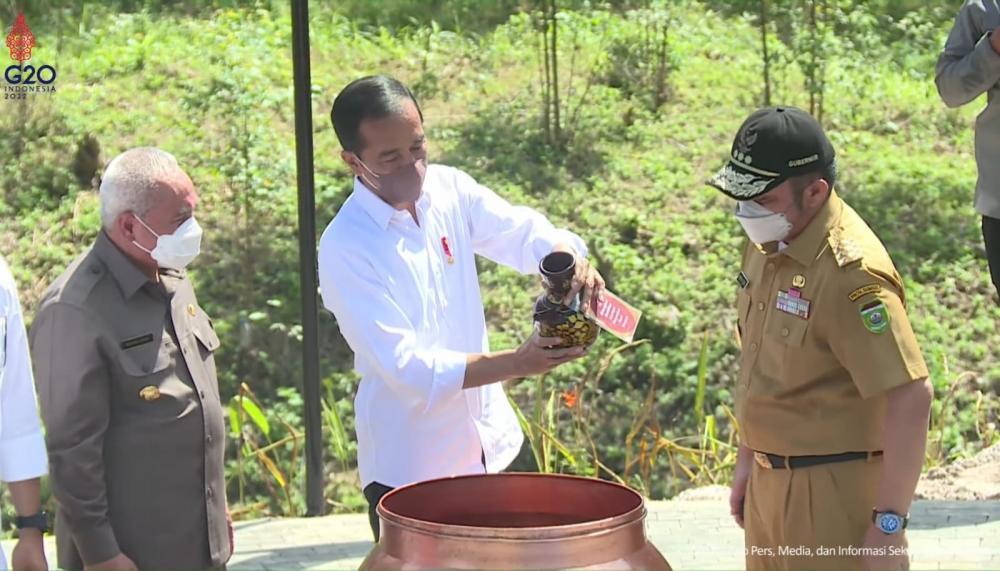 Presiden Jokowi Terima Air dan Tanah Simbol Keberagaman Bumi Sriwijaya