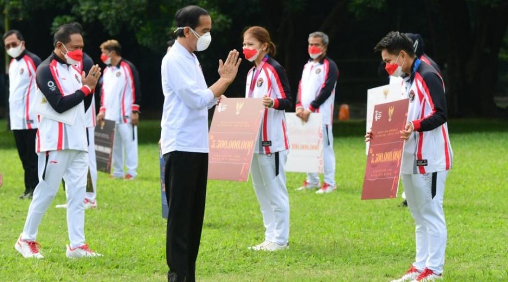 Presiden Serahkan Bonus bagi Atlet Indonesia di Olimpiade Tokyo