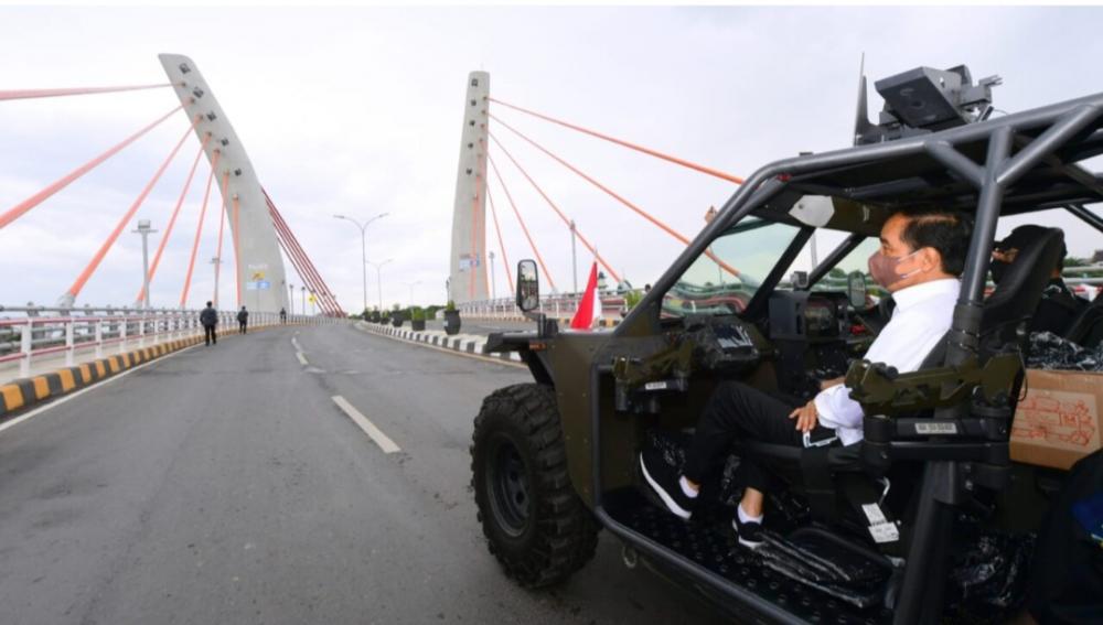 Resmikan Jembatan Sei Alalak, Jokowi Jajal Kendaraan Taktis