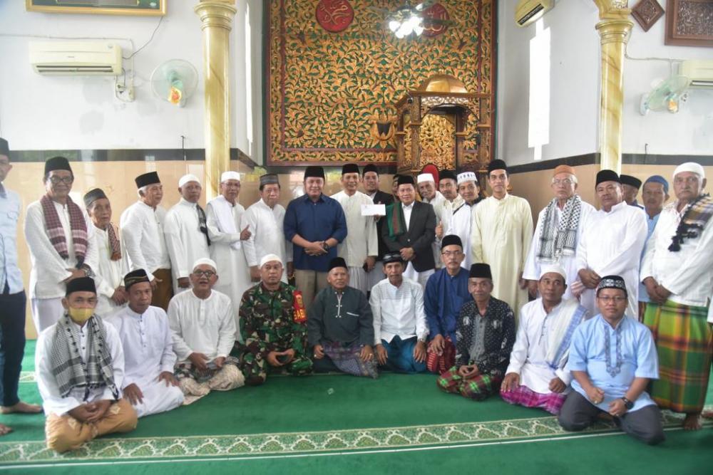 Safari Jumat di Masjid Hibatul Haqqi 2 Ilir, Herman Deru Ingatkan Pentingnya Rasa Ikhlas Memakmurkan Masjid