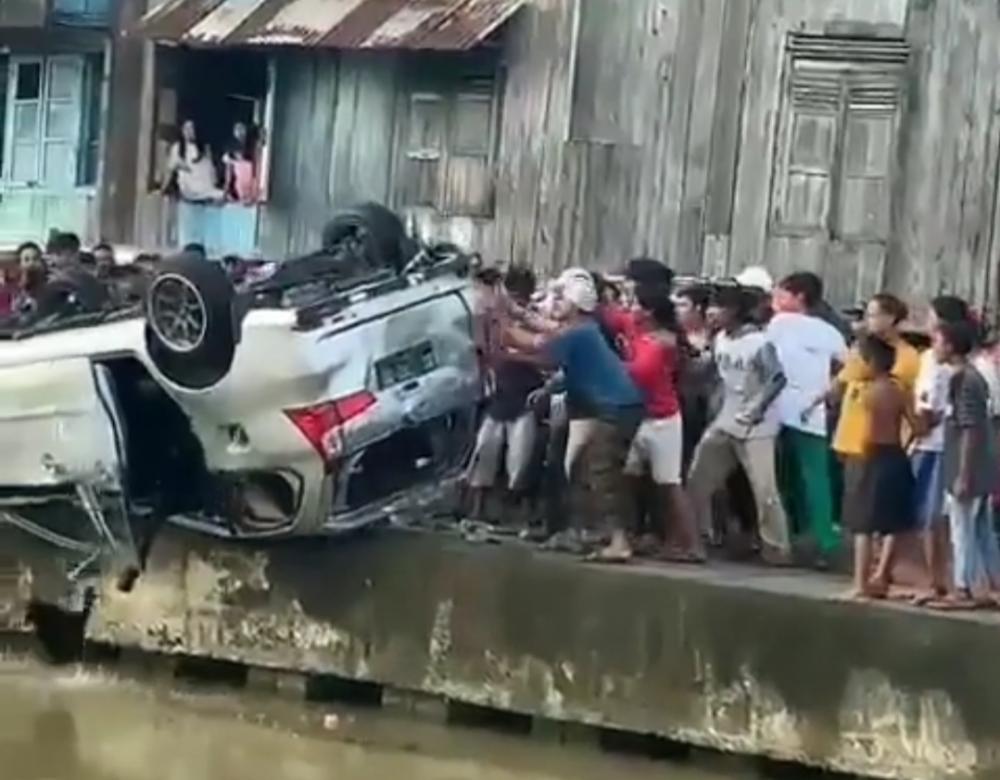 Tabrak Lari! Mobil Diamuk Massa dan Dibuang ke Sungai