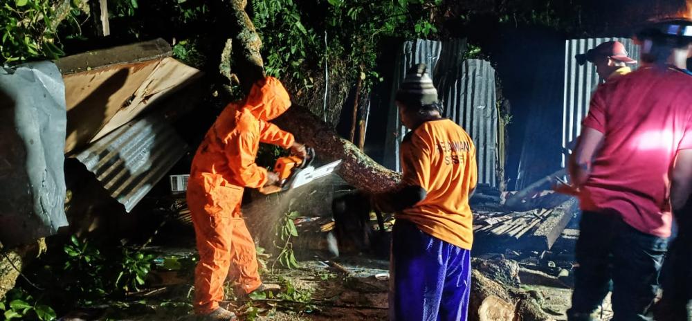 Tiga Warga Meninggal Dunia Akibat Angin Kencang di Wilayah Kabupaten Mojokerto