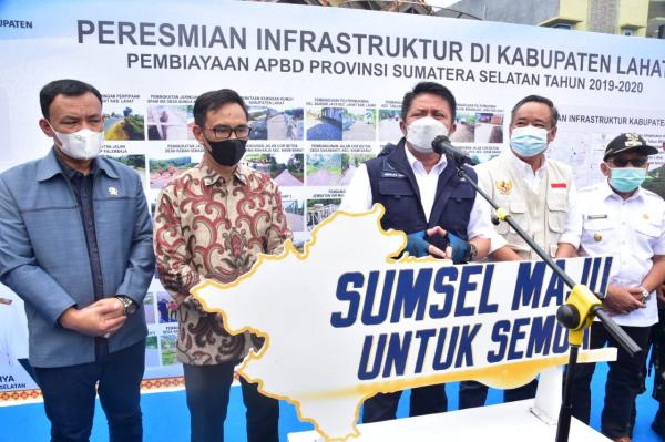 58 Item Proyek Infrastruktur Diresmikan Herman Deru, Warga Lahat Potong Sapi