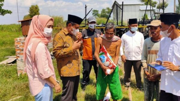 Anggota DPRD Ogan Ilir Bantu Korban Kebakaran Desa Simpang Pelabuhan Dalam