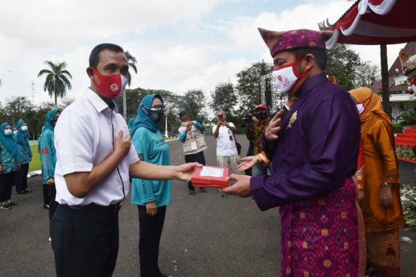 Bagikan 3000 Masker, HD Lepas Tim Gebrak Masker PKK dan DPD IKAPTK Sumsel