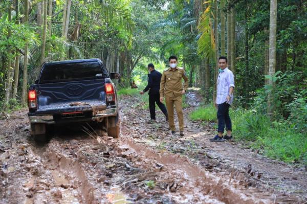 Blusukan Tinjau Jalan Rusak, Bupati Panca Perintahkan Dinas PUPR Segera Perbaiki