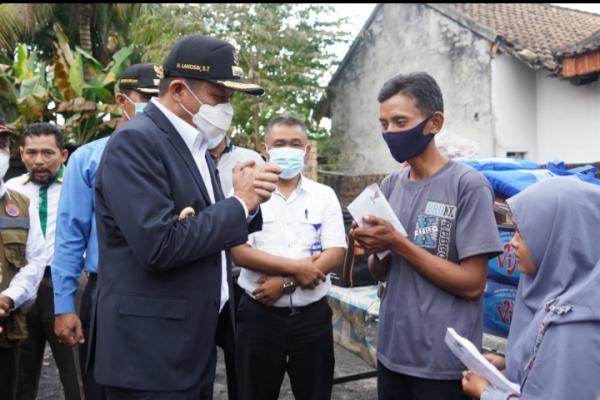 Bupati OKU Timur Salurkan Bantuan Korban kebakaran