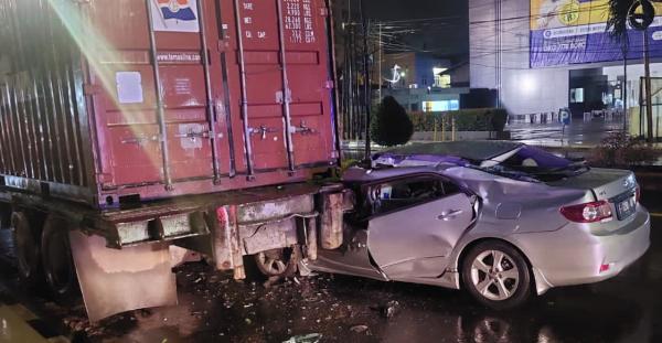 Dokter Tewas Setelah Mobil Ditumpangi Tabrak Truk Kontainer Parkir