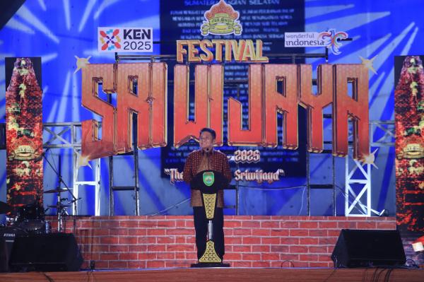 Festival Sriwijaya ke-33 Resmi Dibuka, Gubernur Sumsel Herman Deru Terima Penghargaan KEN 2024 dari Kemenparekraf RI