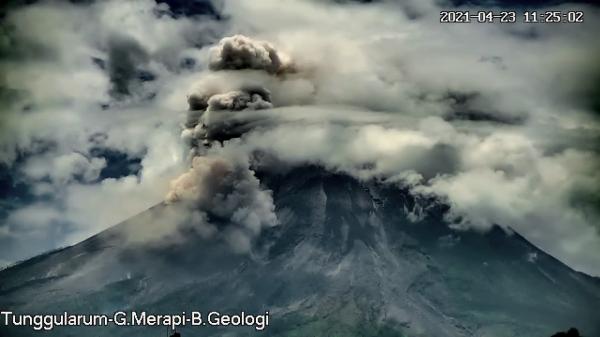 Gunung Merapi Luncurkan Awan Panas Sejauh 2 KM, Hujan Abu Terjadi di Cepogo