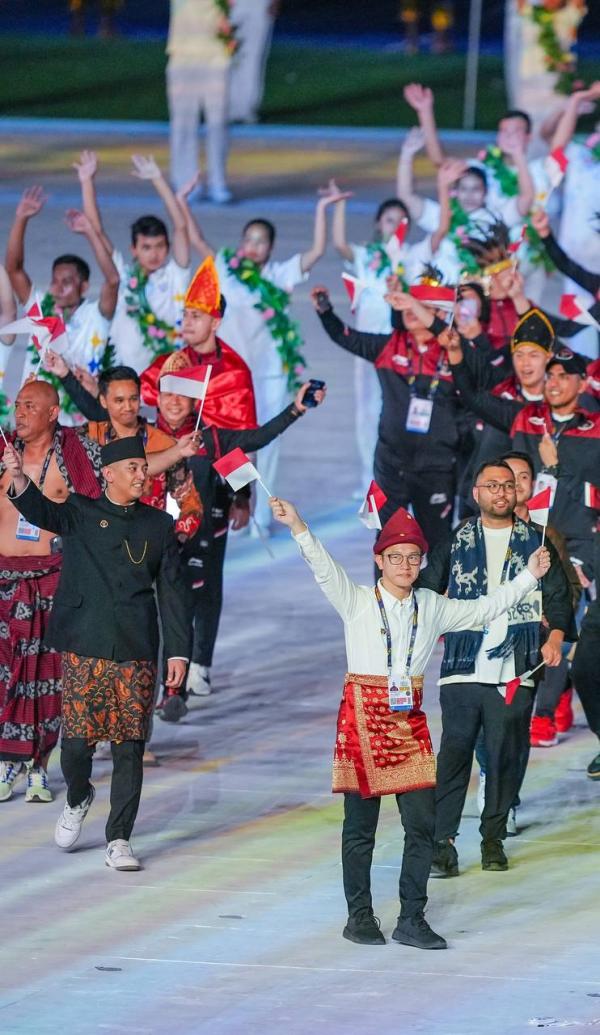 Herman Deru Bangga ketua kontingen Indonesia Promosikan Baju Adat Sumsel Pada Defile Opening Ceremony SEA Games 2023