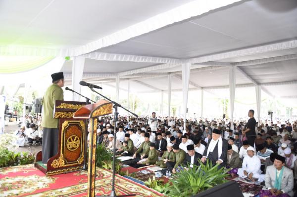 Herman Deru dan Keluarga Sholat Ied Berjemaah Bersama Ribuan Umat Muslim di Masjid Agung Palembang