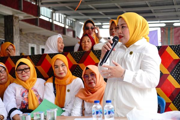 Ketua BKOW Sumsel Lidyawati Cik Ujang Tinjau dan Bantu Warga Terdampak Kebakaran di Seberang Ulu I
