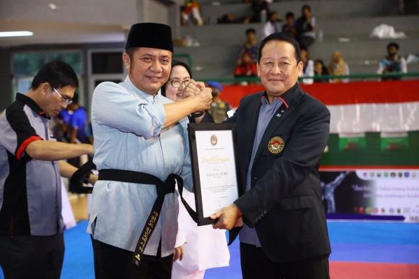 Ketum PB TI Pusat Anugrahi Herman Deru Sabuk Kehormatan DAN 4 Taekwondo