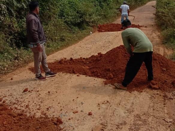 Kompak, Warga Desa Sungai Naik Kecamatan Rantau Bayur Gotong Royong Perbaiki Jalan Rusak