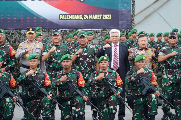 Mawardi Yahya Dampingi Panglima TNI Lepas Keberangkatan Satgas Yonif Raider 200/BN dan Yonif 133/YS Menuju Papua dan Papua Barat