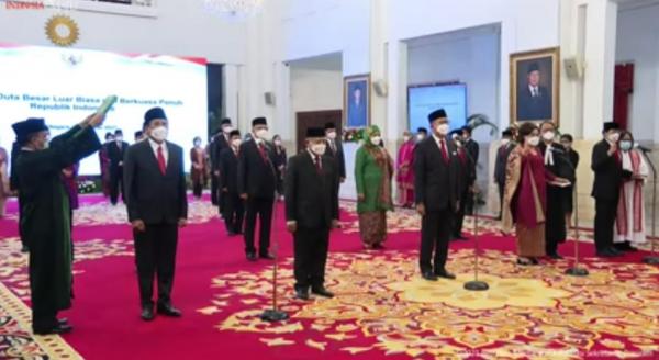 Presiden Jokowi Resmi Melantik dan Ambil Sumpah 17 Duta Besar
