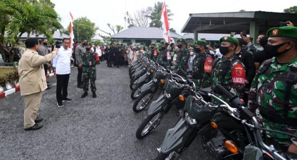 Presiden Jokowi Tinjau Penyerahan Motor di Kodim 1503/Tual