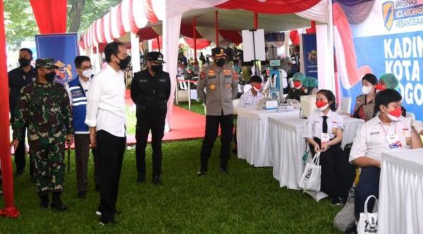 Presiden Tinjau Kegiatan Vaksinasi Kolaborasi Kebangsaan bagi Para Pelajar