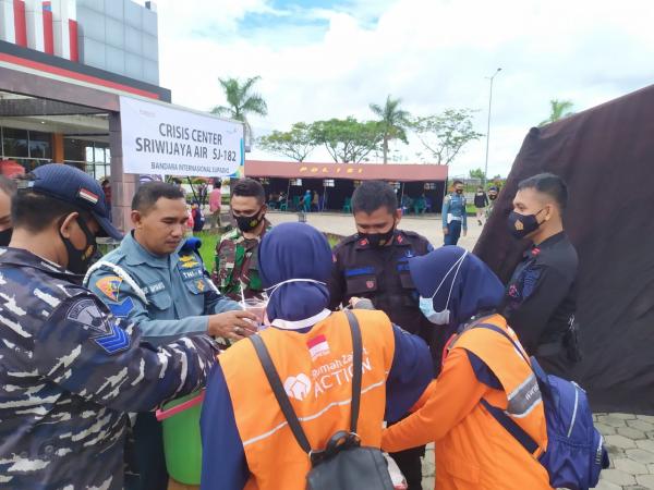 Relawan Rumah Zakat Siagakan Pos Segar di Posko Utama Crisis Center Sriwijaya Air