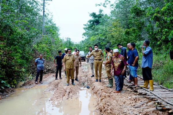 Respon Keluhan Warga, Bupati Panca Langsung Turun Tinjau Jalan Rusak di Kuang Dalam