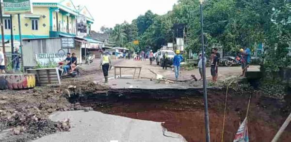 Ruas Jalan Muara Enim-Baturaja Putus Total