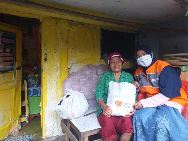 Rumah Zakat Palembang Salurkan Paket Sedekah Pangan Kepada Kaum Dhuafa