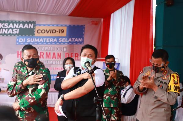 Tepati Janji, Herman Deru Jadi Orang Pertama di Sumsel Disuntik Vaksin Covid-19