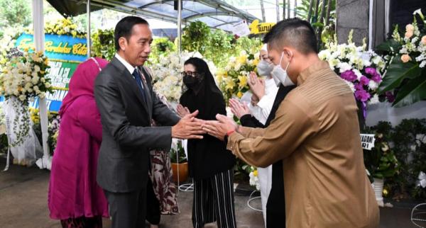 Tiba di Tanah Air, Presiden Jokowi dan Istri Takziah ke Kediaman Alm Tjahjo Kumolo