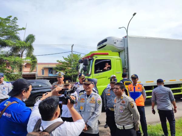 Tindak Lanjuti Instruksi Gubernur, Tim Gabungan Tertibkan Lalulintas Truk dan Tronton Melanggar Jam Operasional