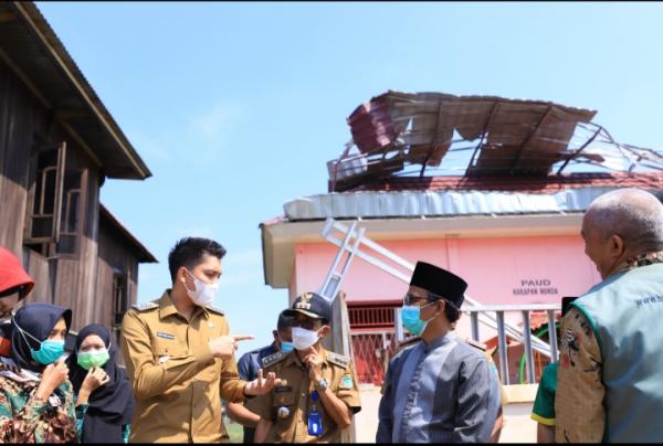 Tinjau Korban Puting Beliung, Bupati Panca Bantu Rekonstruksi Rumah Warga