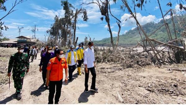 Tinjau Lokasi Erupsi, Presiden Pastikan Penanganan Bencana Berjalan Baik