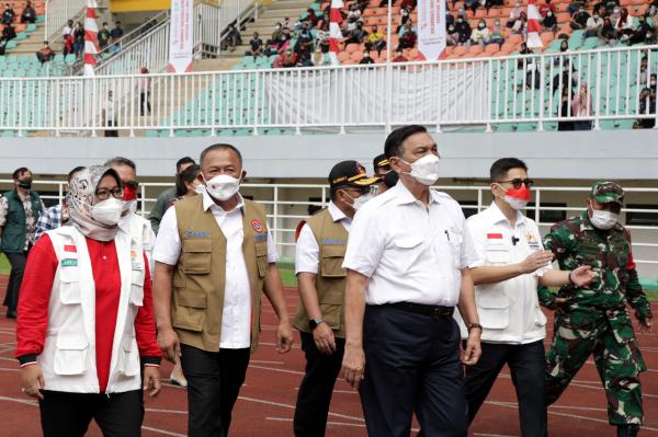 Tinjau Vaksinasi, Ketua Satgas Minta Masyarakat Patuhi Prokes